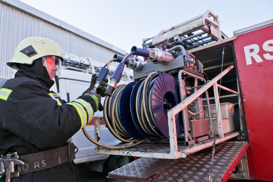 В Пушкинском районе Петербурга пожарные потушили загоревшуюся хозпостройку